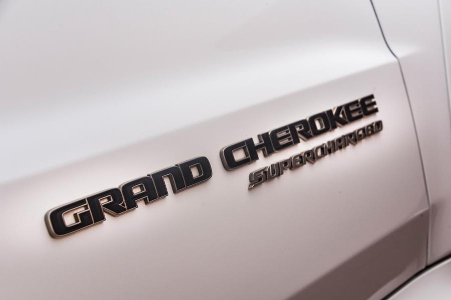 Логотип Jeep Grand Cherokee Trackhawk (WK2) 2019 года  (ZA) (фото 25 из 40)